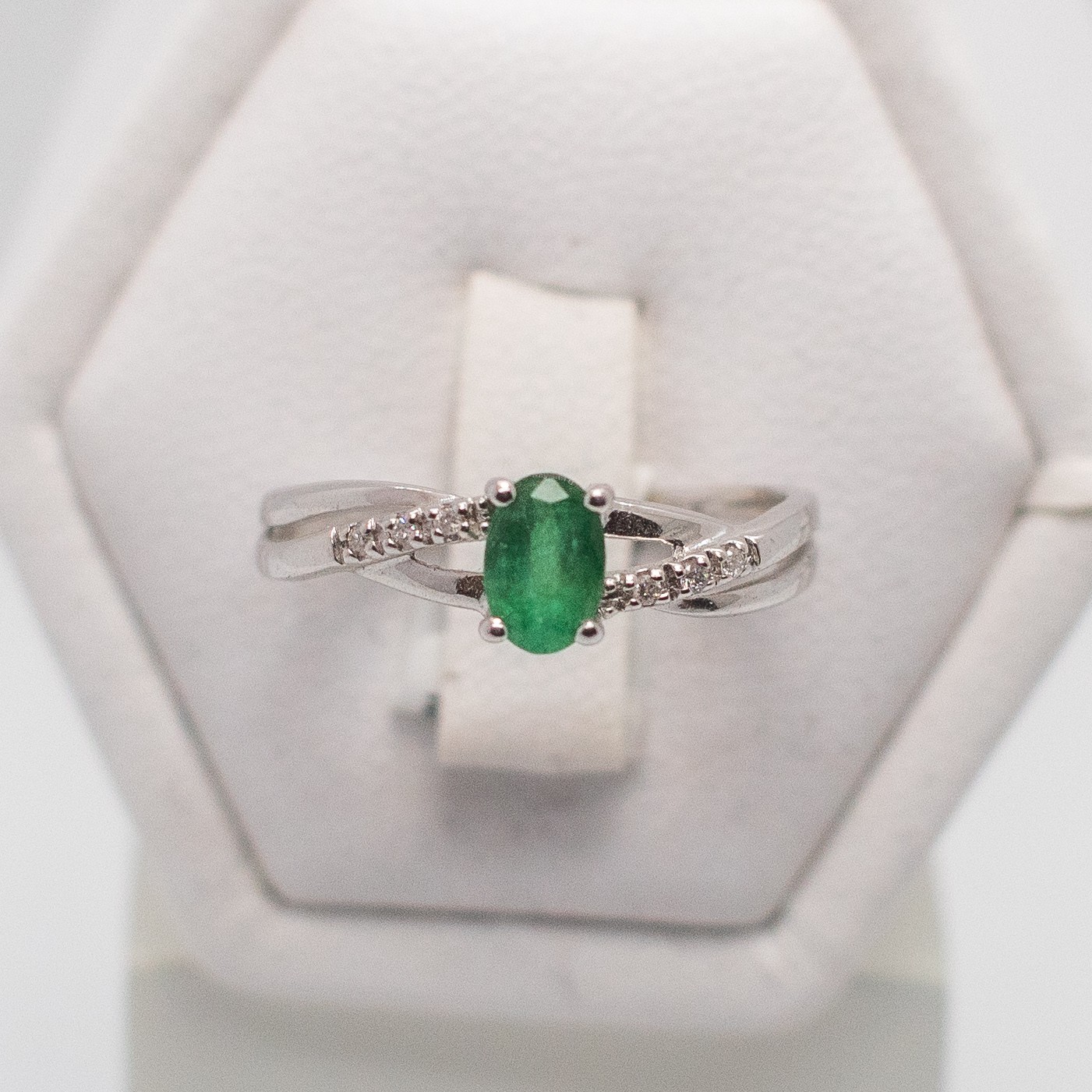 Bague or 750 emeraude et diamants